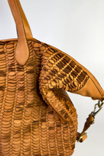 Женская большая плетеная сумка цвета whisky