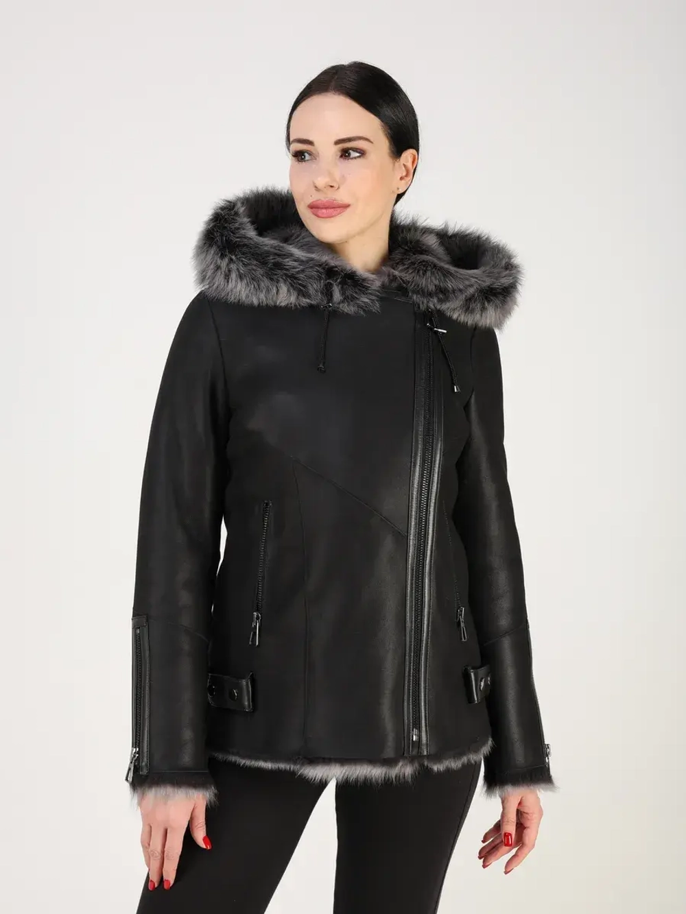 Дубленка зимняя натуральная с капюшоном короткая