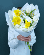 Весенний букет из нарциссов и белых тюльпанов(00454)