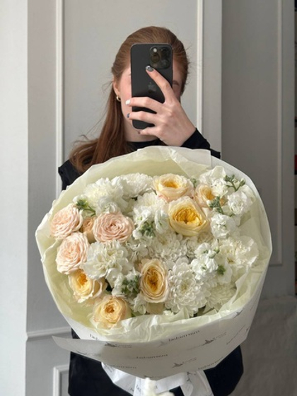 Букет из кустовых пионовидных роз, хризантемы, маттиолы и диантусов