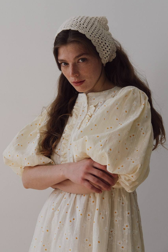 Платье с жабо и рукавами-фонариками из ажурного хлопка "Ромашки на бледно-желтом"