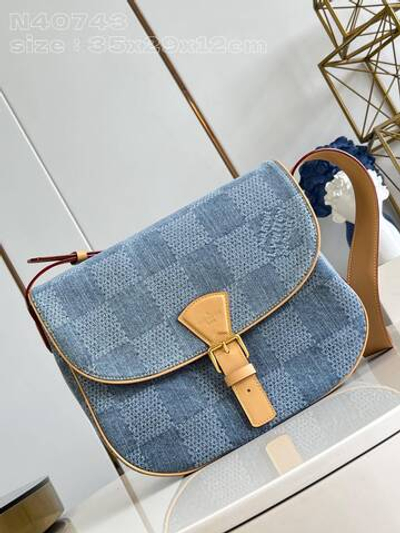 Louis Vuitton Montsouris Messenger MM