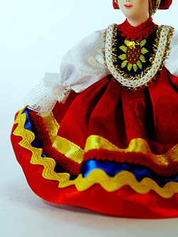 Кукла-подвеска в русском костюме Плясунья