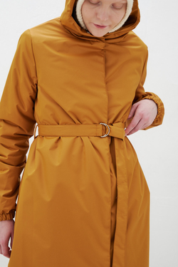 Зимнее пальто миди горчичного цвета