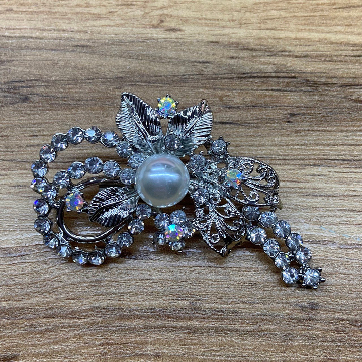 Брошь Цветок с резными и фактурными листьями с жемчужинкой кристалл хамелеон серебристый металл серебристый 3,5 х 7 см