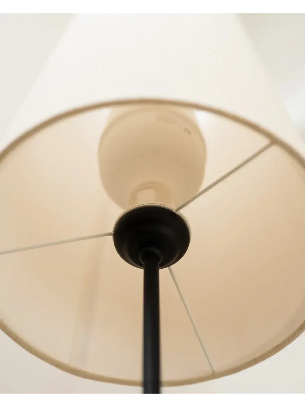 Торшер напольный с абажуром в гостиную современный