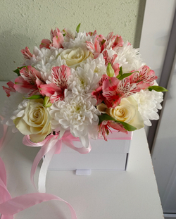 Шкатулка с цветами и клубникой в шоколаде