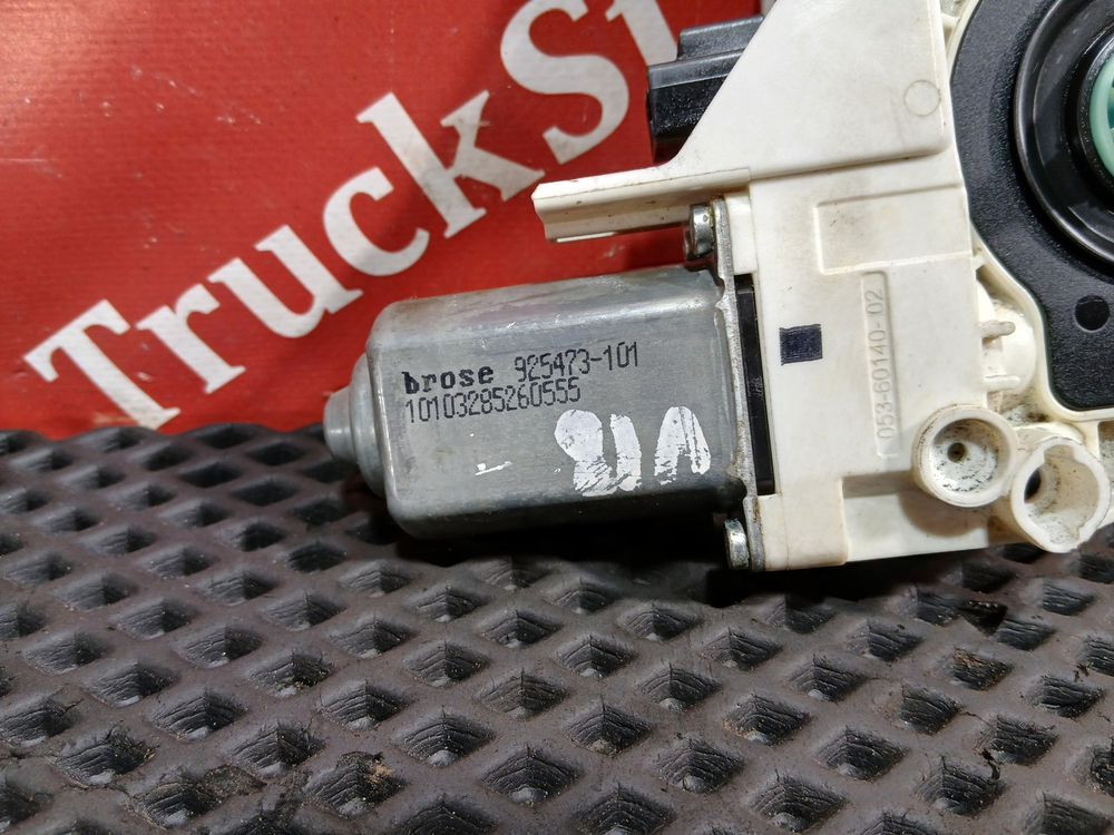 Моторчик стеклоподъемника правого