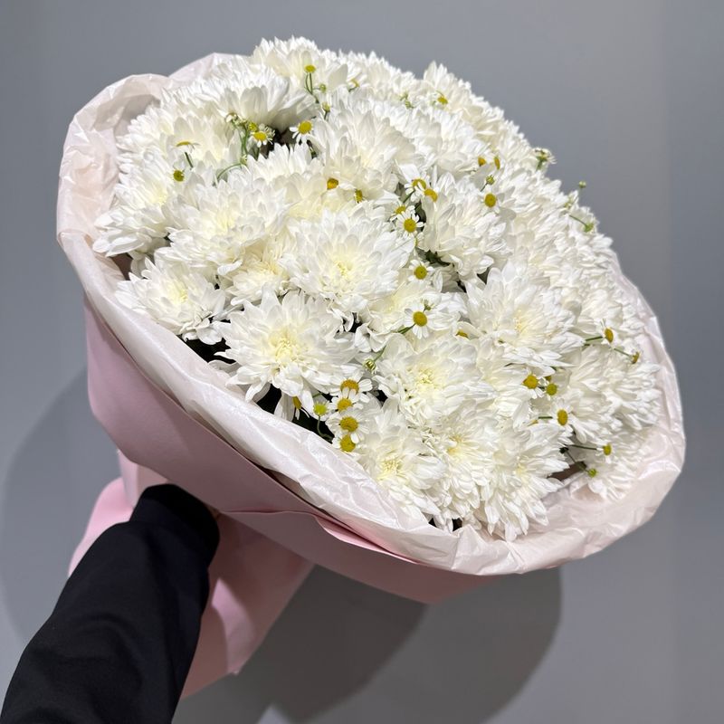 Букет из хризантем и ромашек