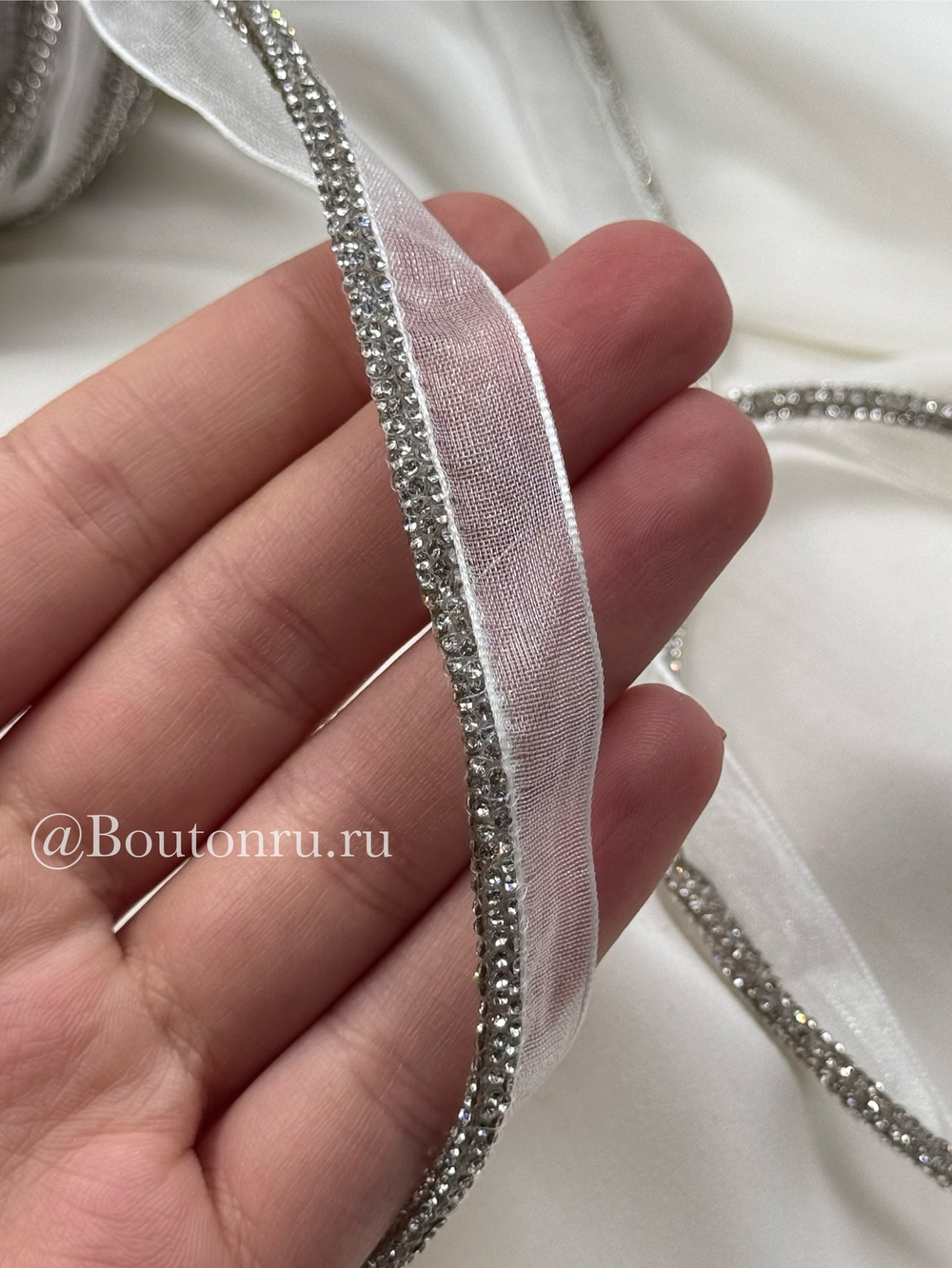 Кант на белой органзе со стразовым шнуром