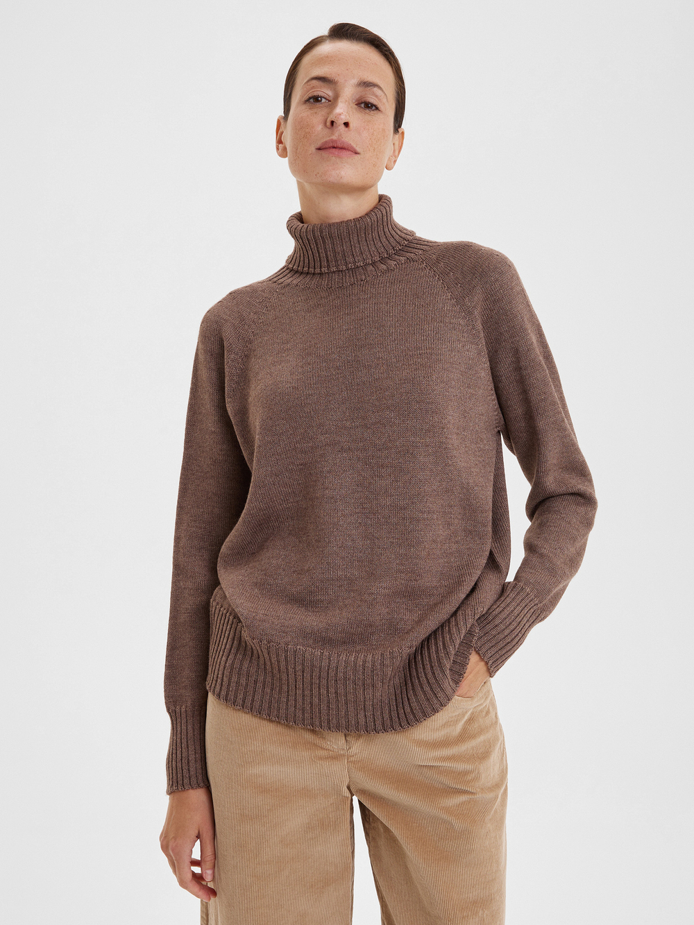 Свитер с высокой горловиной в рубчик
