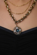 Колье из витой и тонких цепочек с круглым кулоном с синими и светлыми кристаллами