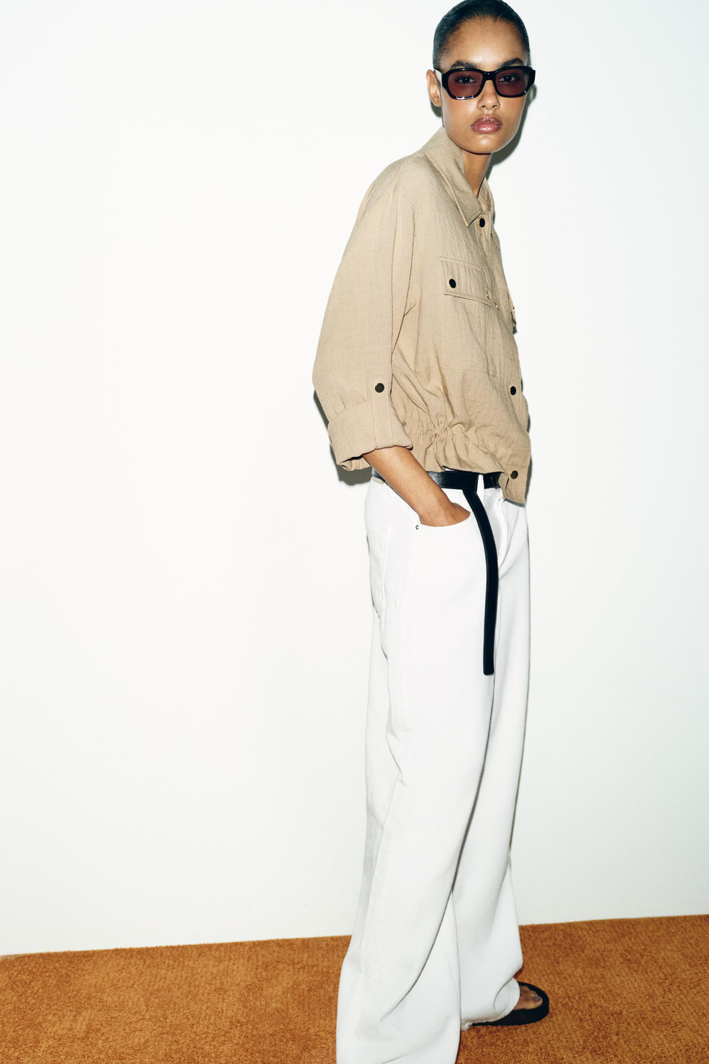 ZARA КОРОТКАЯ КУРТКА С ПОДВЕРНУТЫМИ РУКАВАМИ, ПЕСОЧНЫЙ