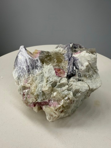 Турмалин (необработанный образец)