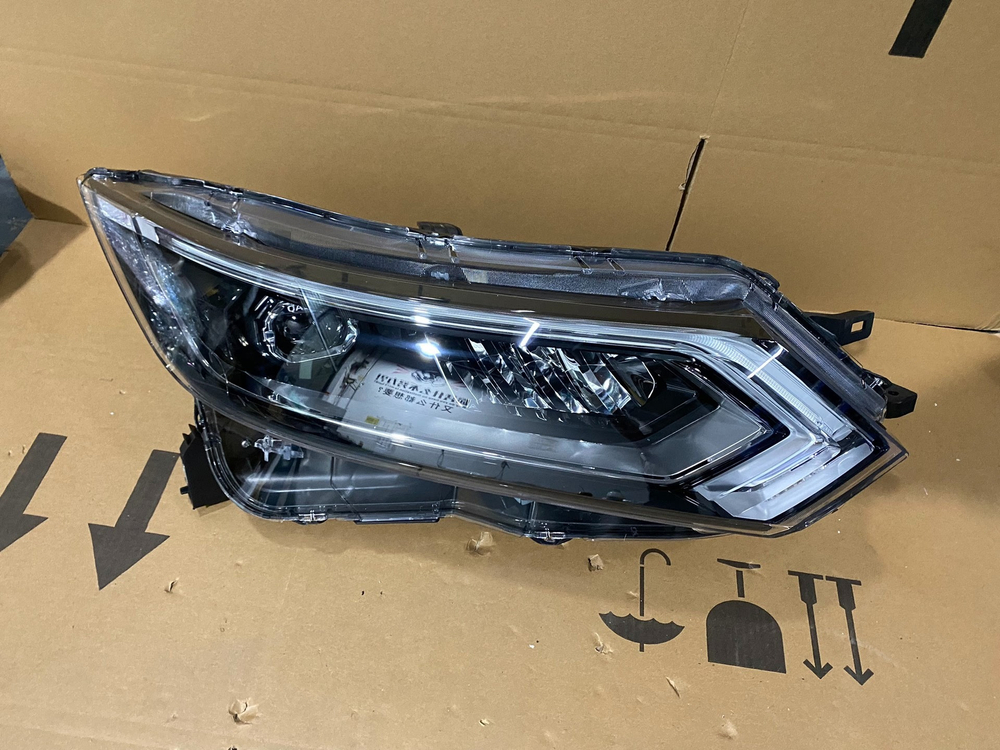 Оригинальная LED фара Nissan Qashqai J11