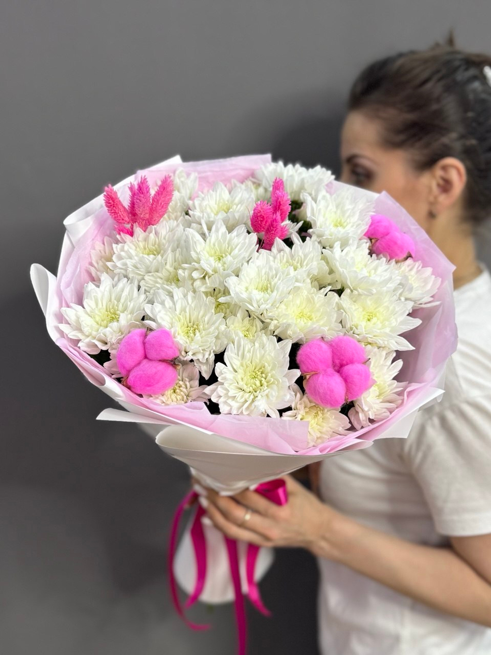 Букет с 5 кустовыми хризантемами и сухоцветами в розовой гамме