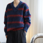 Шерстяной свитер с красными и синими полосами