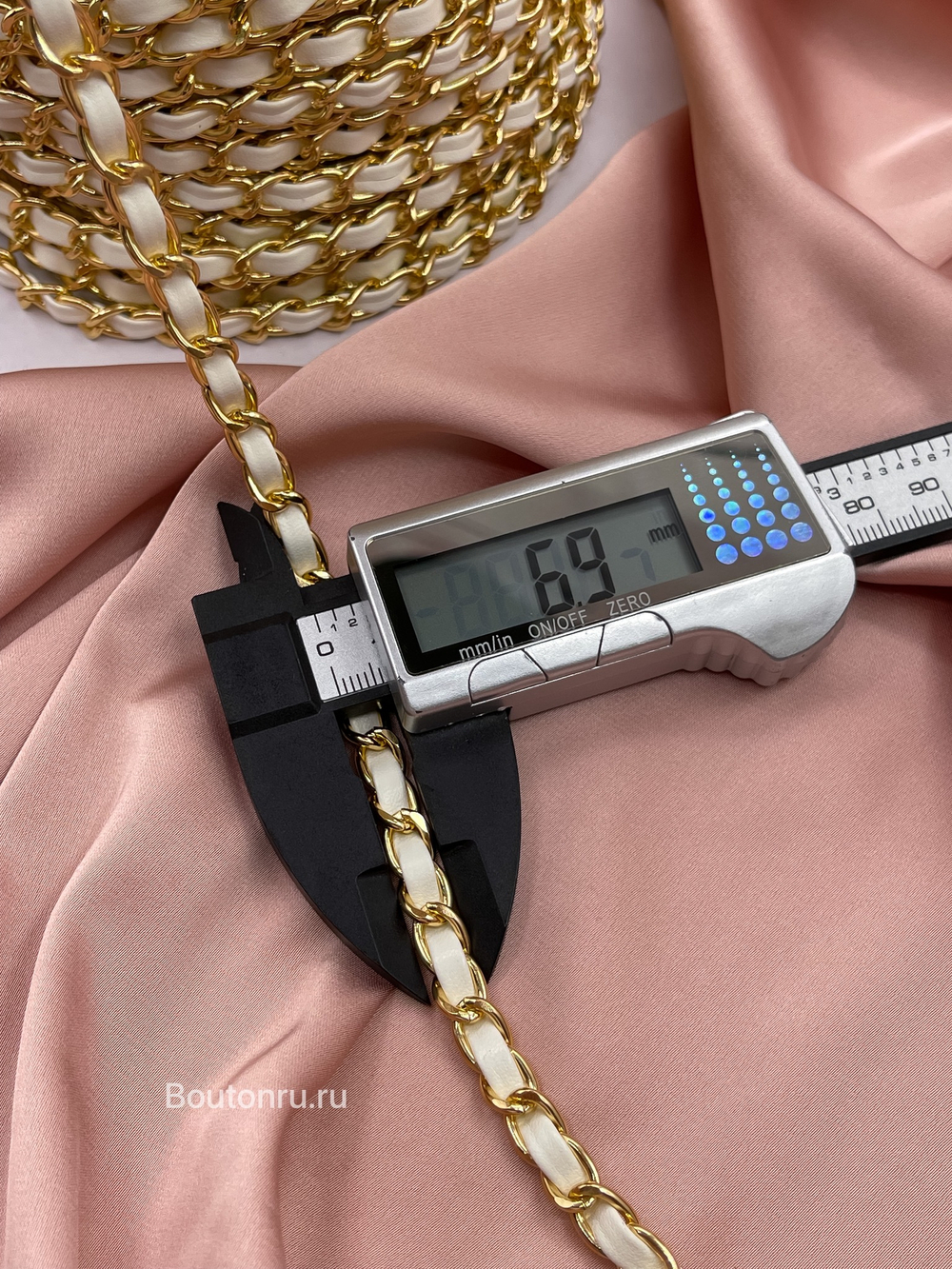 Тесьма цепь золотая с кожаной белой вставкой