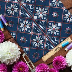 Ткань мембрана красно-белая вышивка на синем свитере