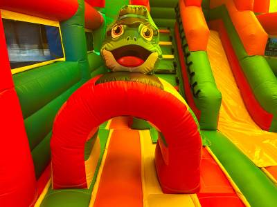 Коммерческий надувной батут «Страна Сафария 2» с крышей, 10x5x5 м.