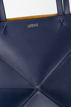 Loewe Средняя складная сумка-тоут Puzzle Fold из блестящей телячьей кожи, темно-синий