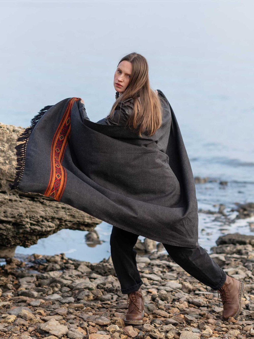 Шерстяной палантин с вышивкой (графит)