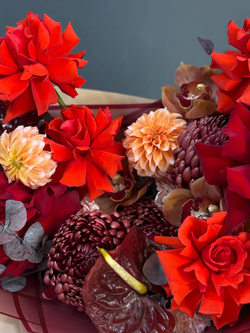 Букет осенний в бордовых тонах для мамы