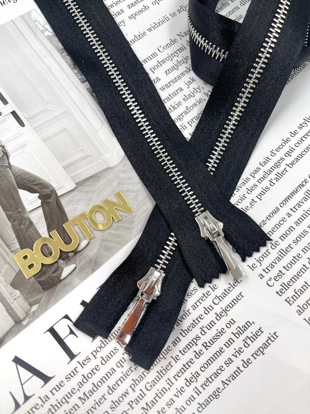 Молния на черной атласной тесьме серебристая