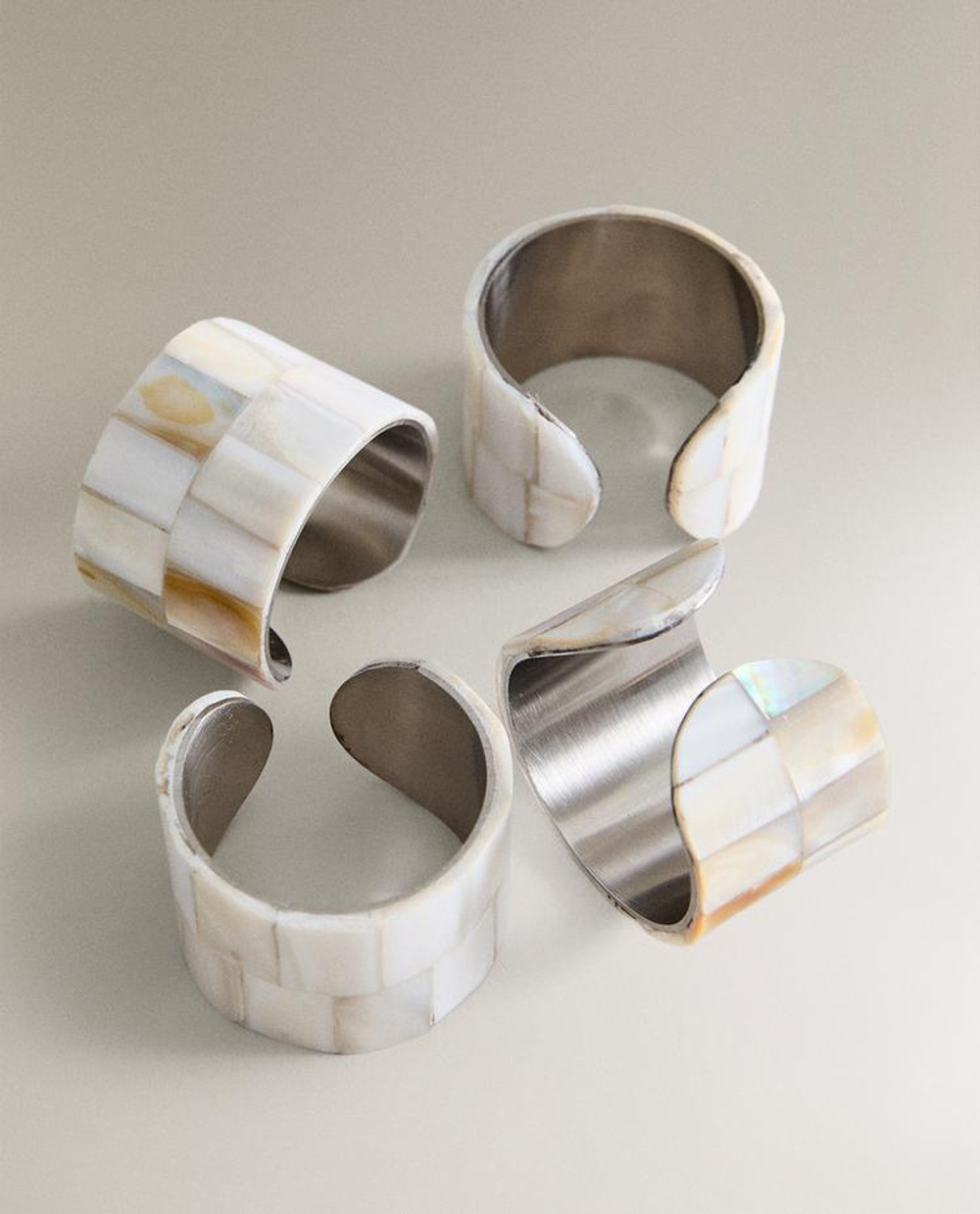 ZARA HOME ПЕРЛАМУТРОВЫЕ КОЛЬЦА ДЛЯ САЛФЕТОК (НАБОР ИЗ 4 ШТ.), СВЕТЛО-БЕЖЕВЫЙ