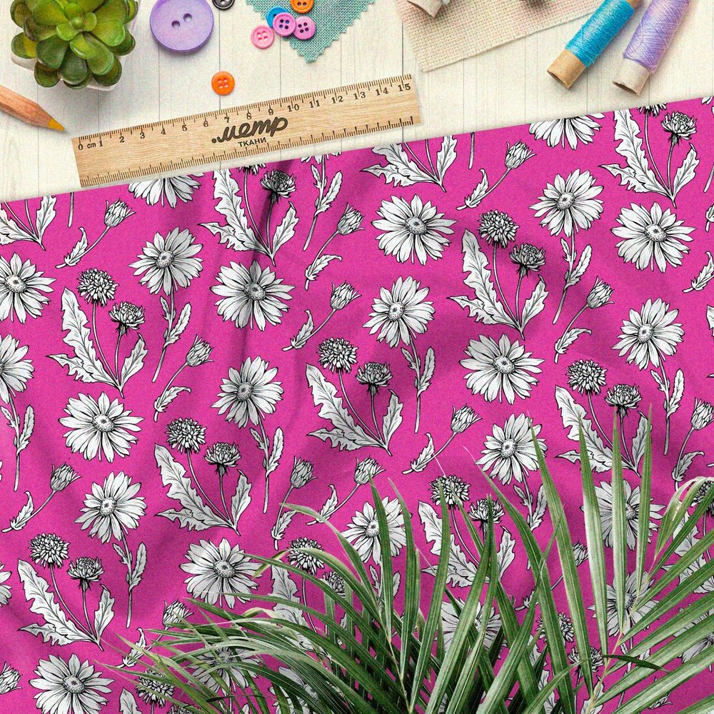 Ткань атлас эскизы ромашек на ярко-розовом фоне