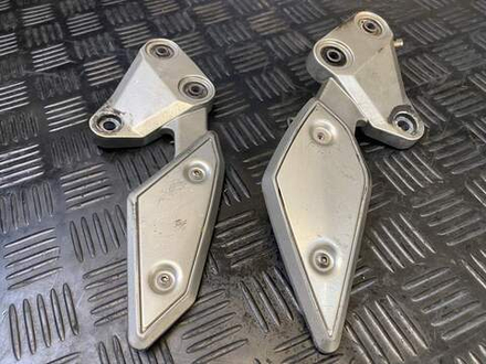 Кронштейны водительских подножек Yamaha FZ1 Fazer RN17