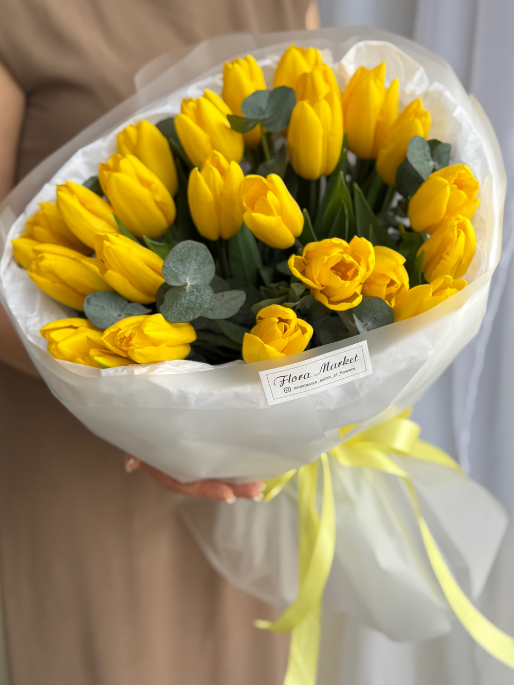 Яркие желтые тюльпаны премиум сорта и зелень эвкалипта в воздушном оформлении от Флора Маркет