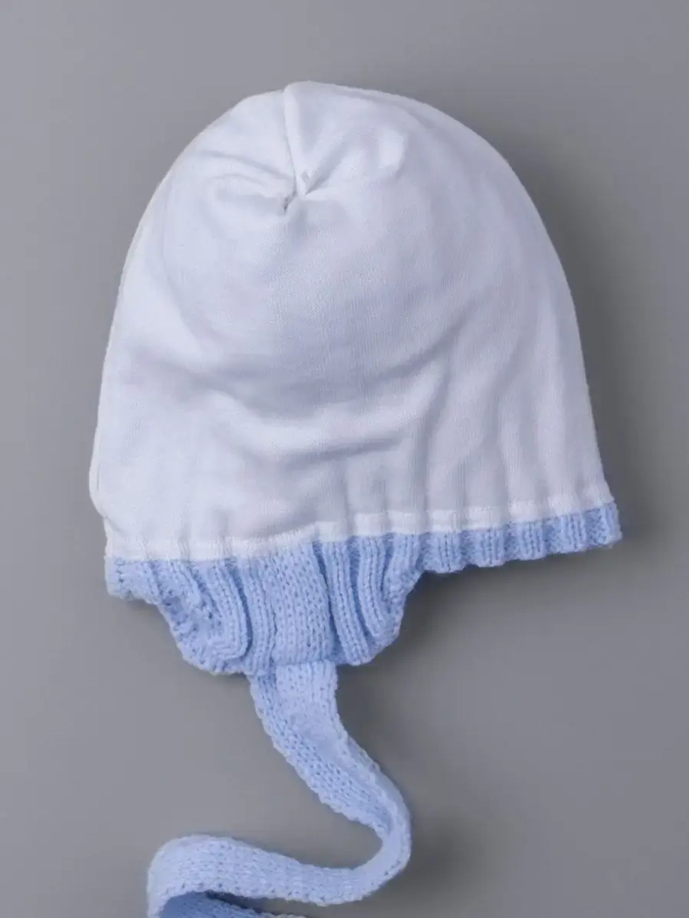 Шапка детская осенняя с завязками и помпонами