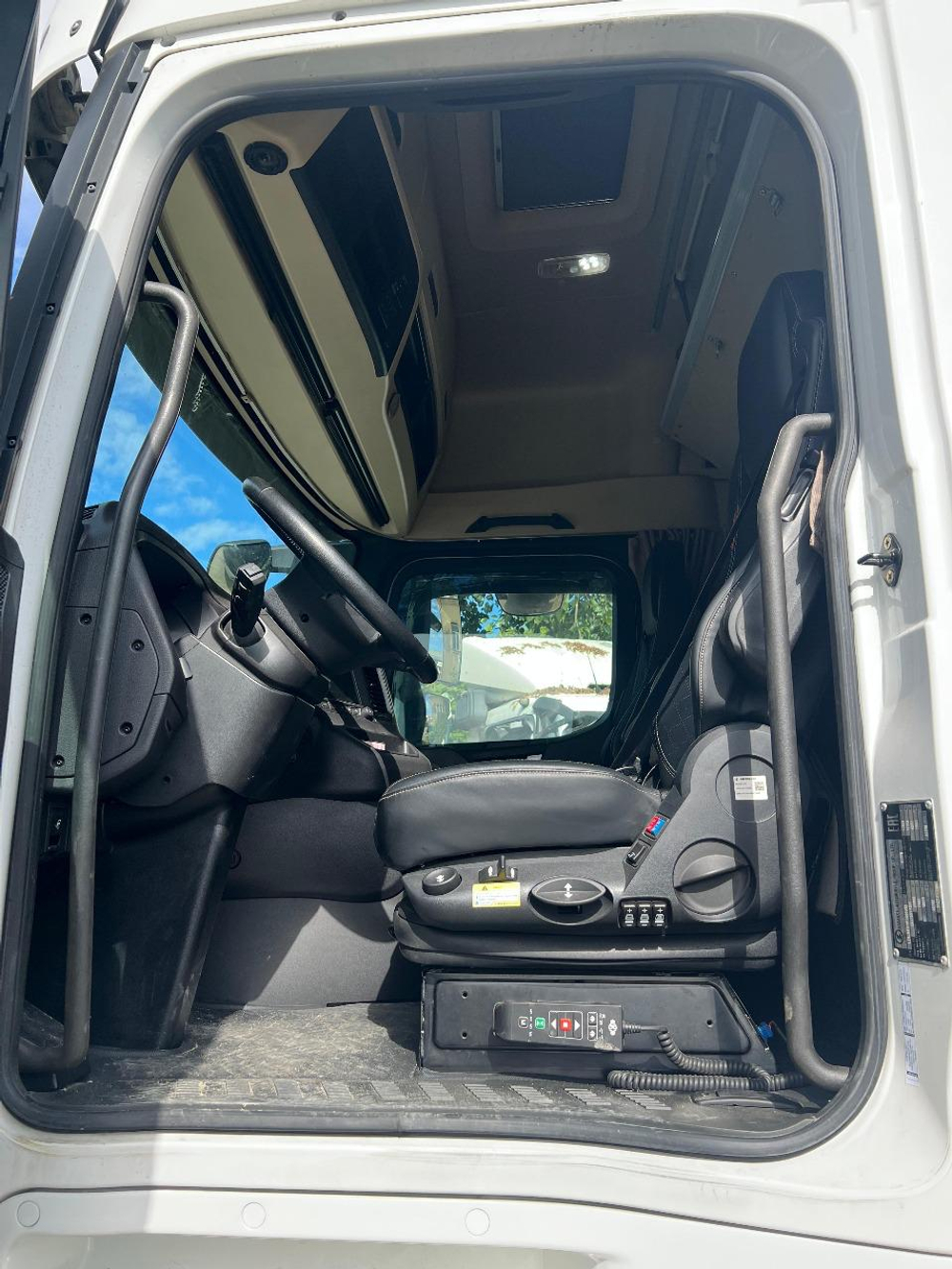Shacman (Shaanxi) SX* 4x2 Седельный тягач SX4188YY381 (Дизельный, 12,5 л, 473 л.с., АТ)