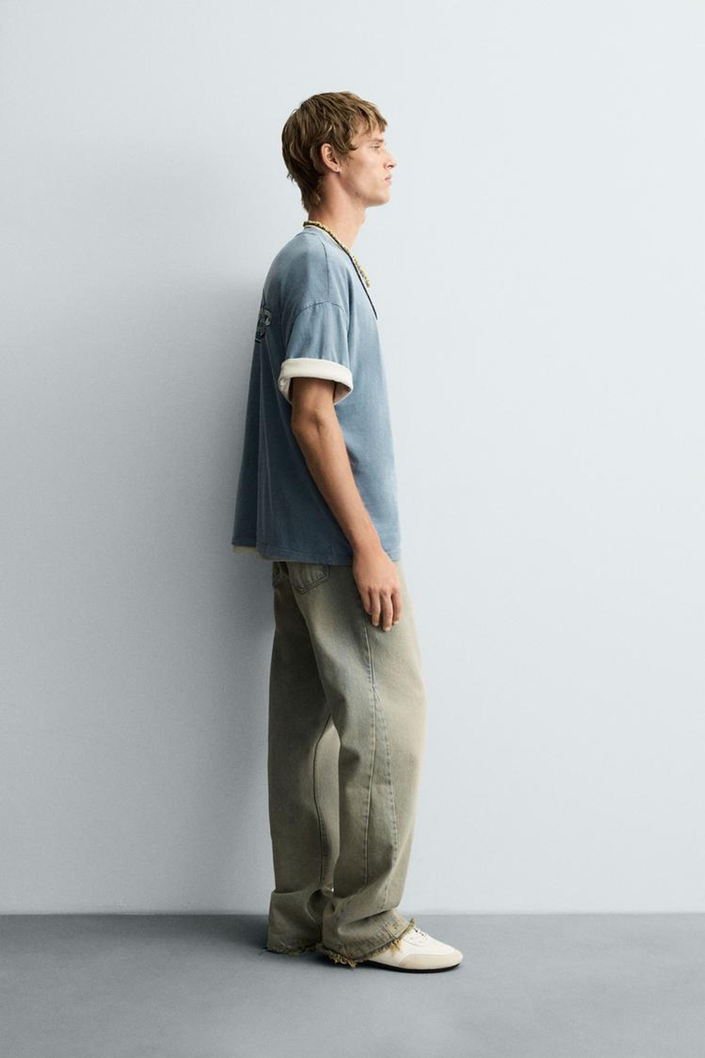 ZARA ФУТБОЛКА С ГРАФИЧЕСКИМ ПРИНТОМ И ЭФФЕКТОМ ПОТЕРТОСТИ, ЛИНЯЛЫЙ СИНИЙ