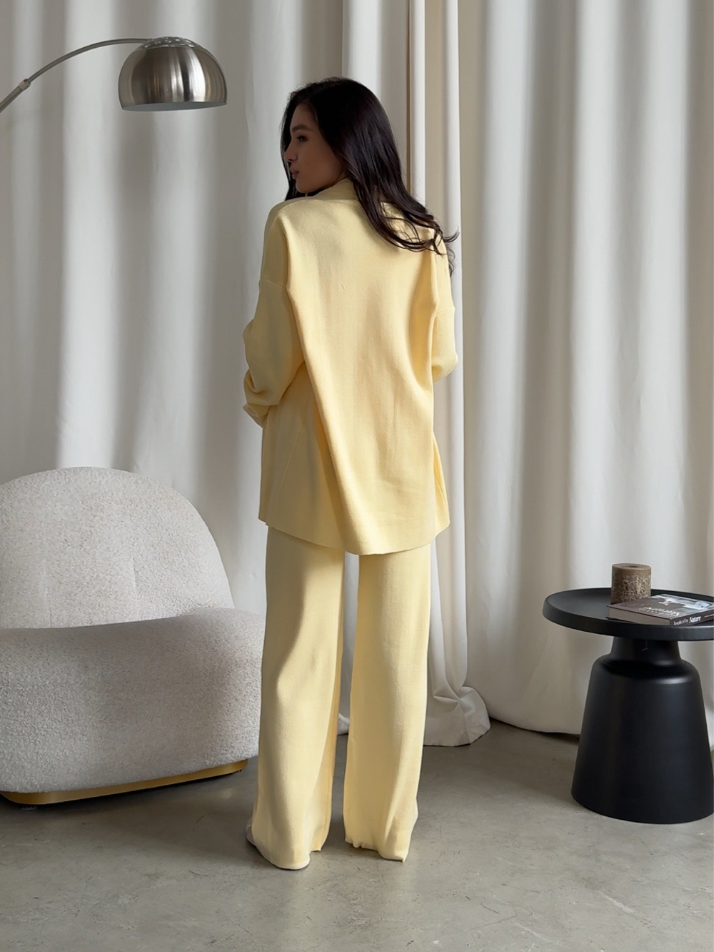 Комплект вязаный, брюки на высокой посадке, кардиган средней длины, топ на одно плечо