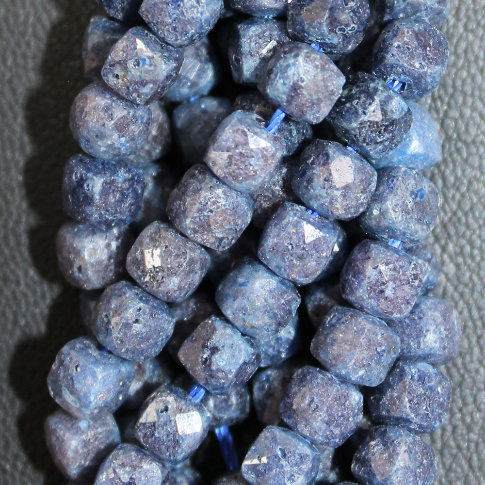 Сапфир темный куб юв огр бусины 4,5мм