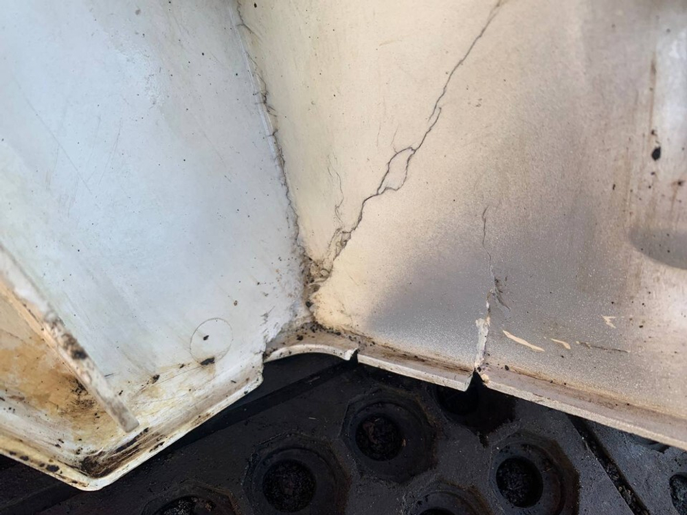 Корпус подножек левый 2023г