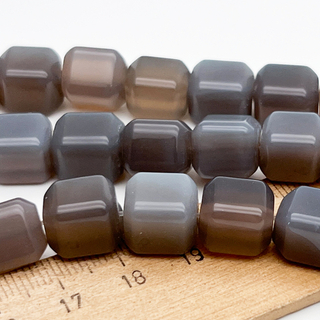 Халцедон бусины, размер около 11,5*10 мм, цена за набор 8 шт (1/4 нити)