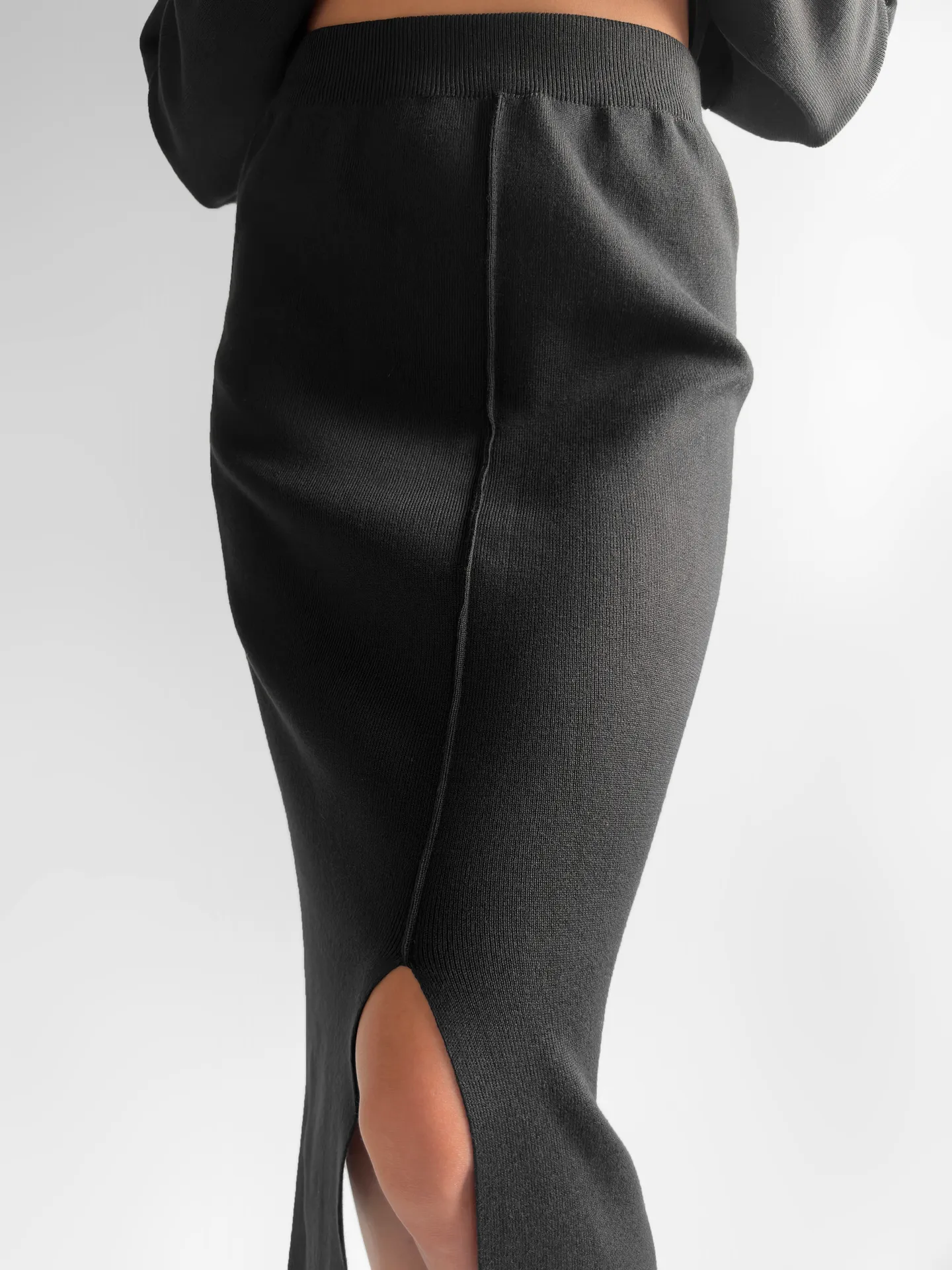 Костюм JN 5368 из удлиненной юбки со стрелкой и свитера черный