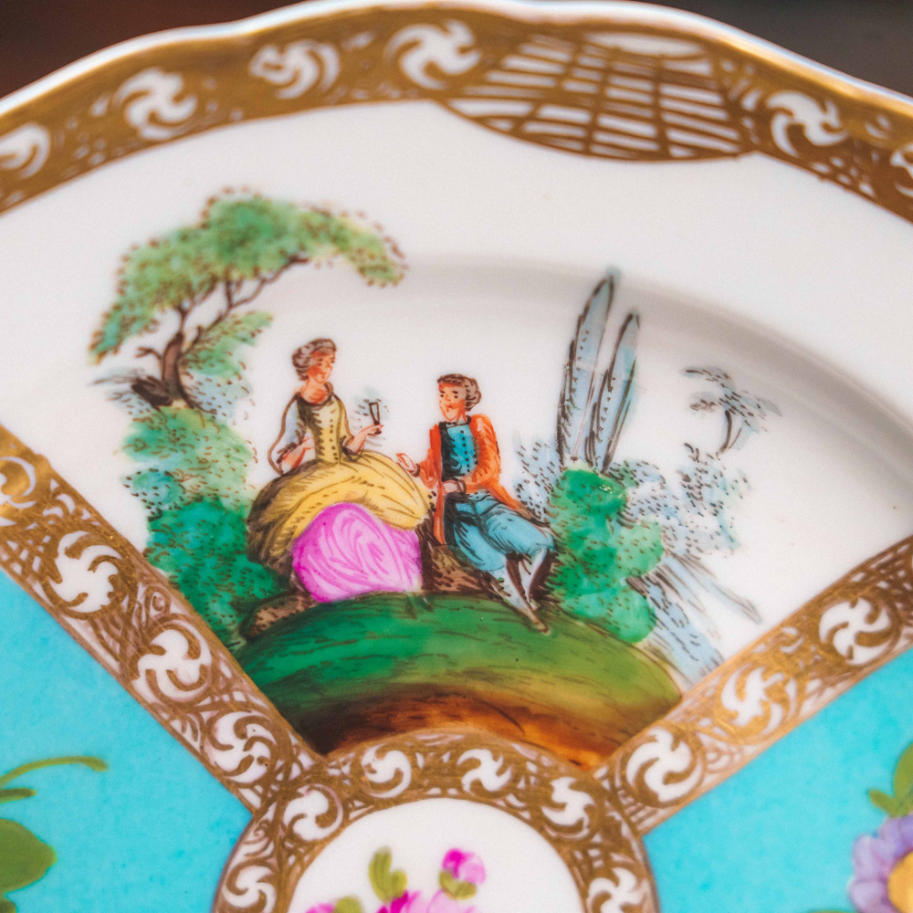 Декоративная тарелка с галантными сценами и цветочным орнаментом