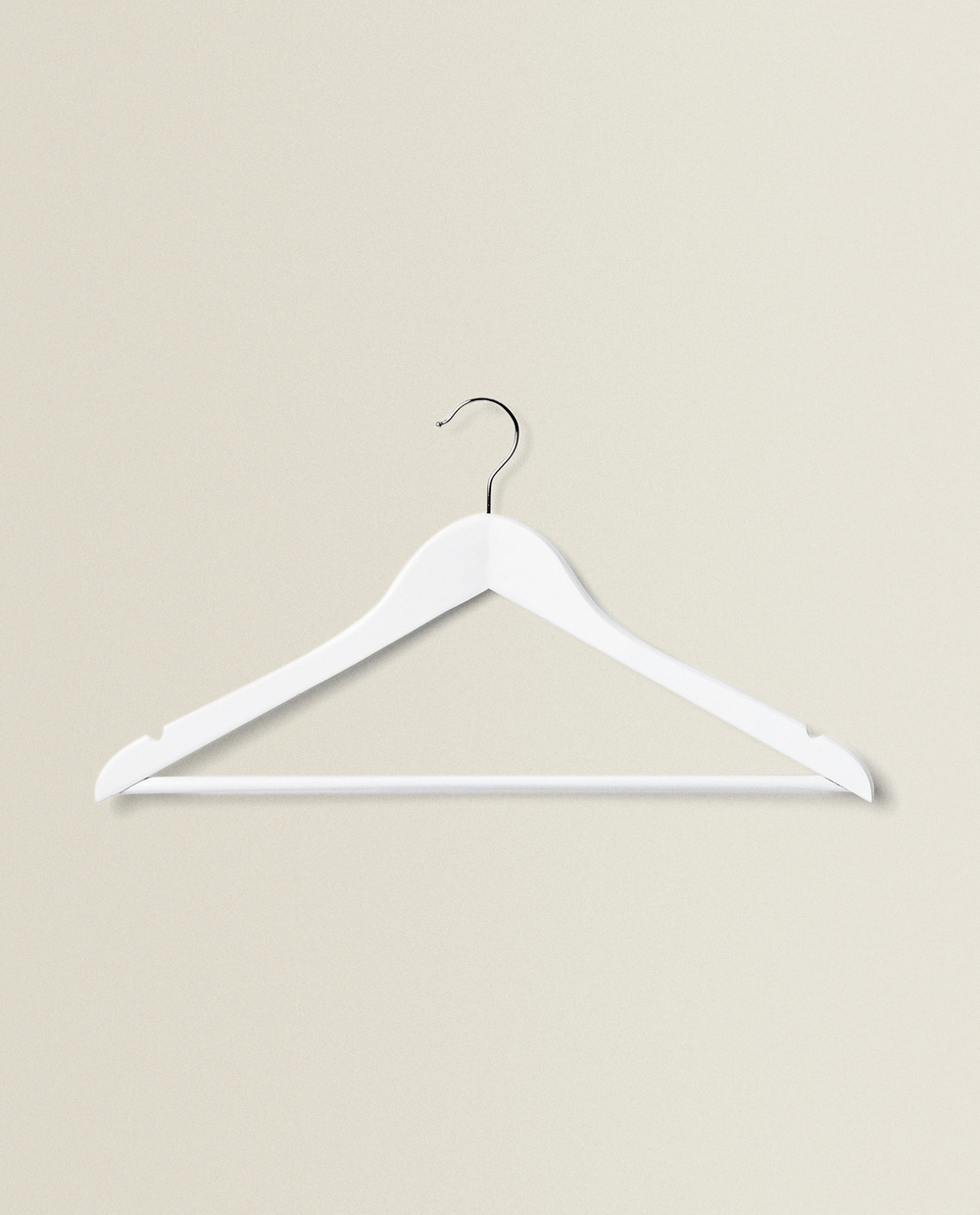 ZARA HOME ЛАКИРОВАННАЯ ДЕРЕВЯННАЯ ВЕШАЛКА (НАБОР ИЗ 3 ШТ.), БЕЛЫЙ