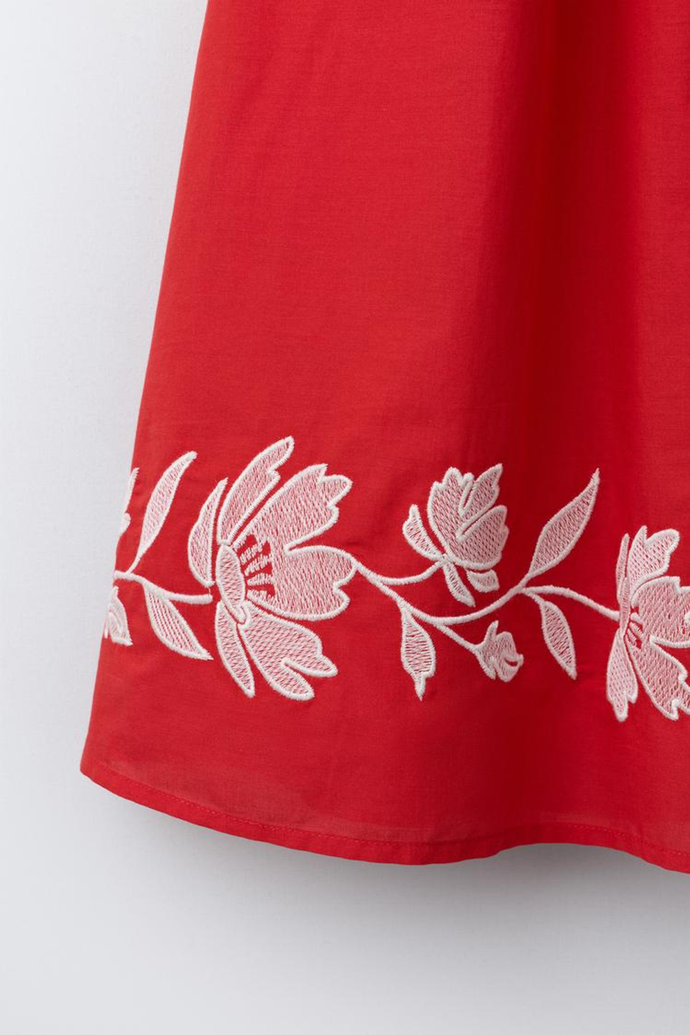 ZARA ПЛАТЬЕ С ВЫШИВКОЙ, КРАСНЫЙ/БЕЛЫЙ