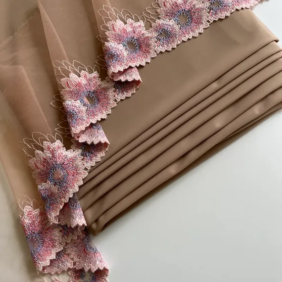 Вышивка на сетке персик/цветы (левая) 18 см