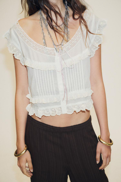 ZARA УКОРОЧЕННЫЙ ТОП ИЗ МАРЛИ С ВЫШИВКОЙ И БАНТОМ, ЭКРЮ