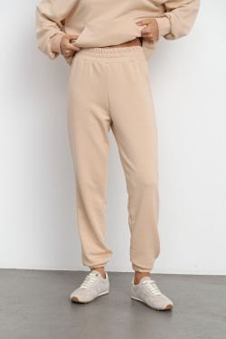 Свободные джоггеры без начеса из премиум футера ванильного цвета