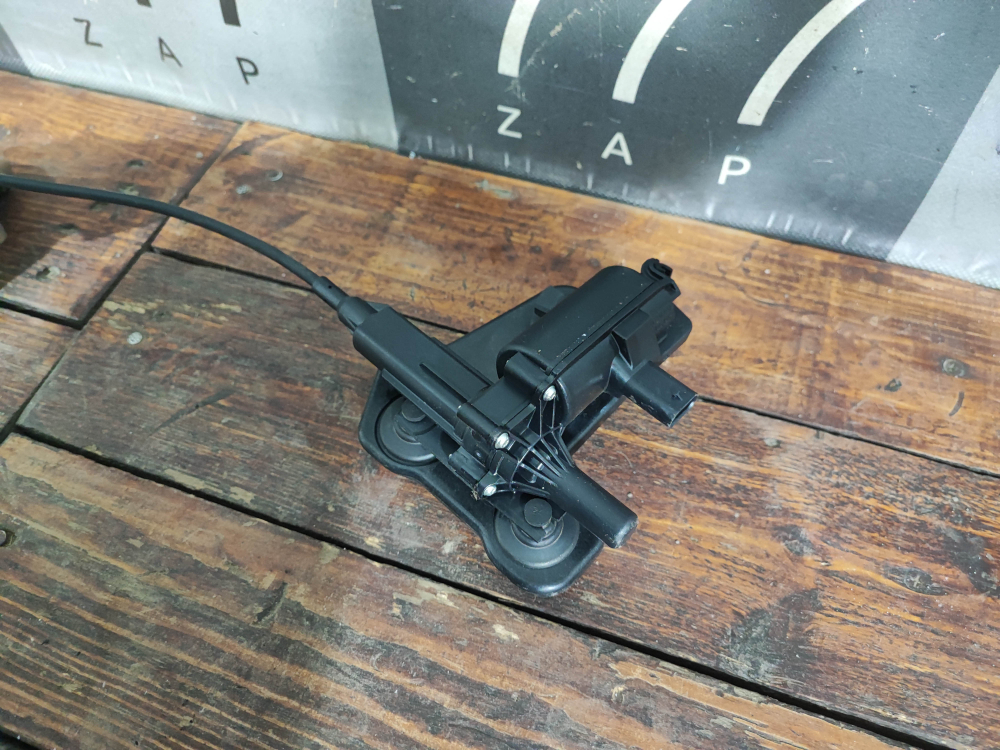 Доводчик крышки багажника Hongqi HS5  Б/У Оригинал 6305010LLG92X