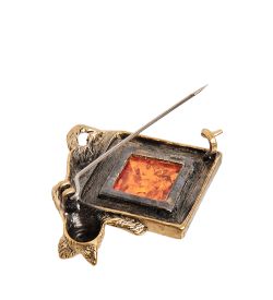 AM-2030 Брошь «Кот на картине» (латунь, янтарь)