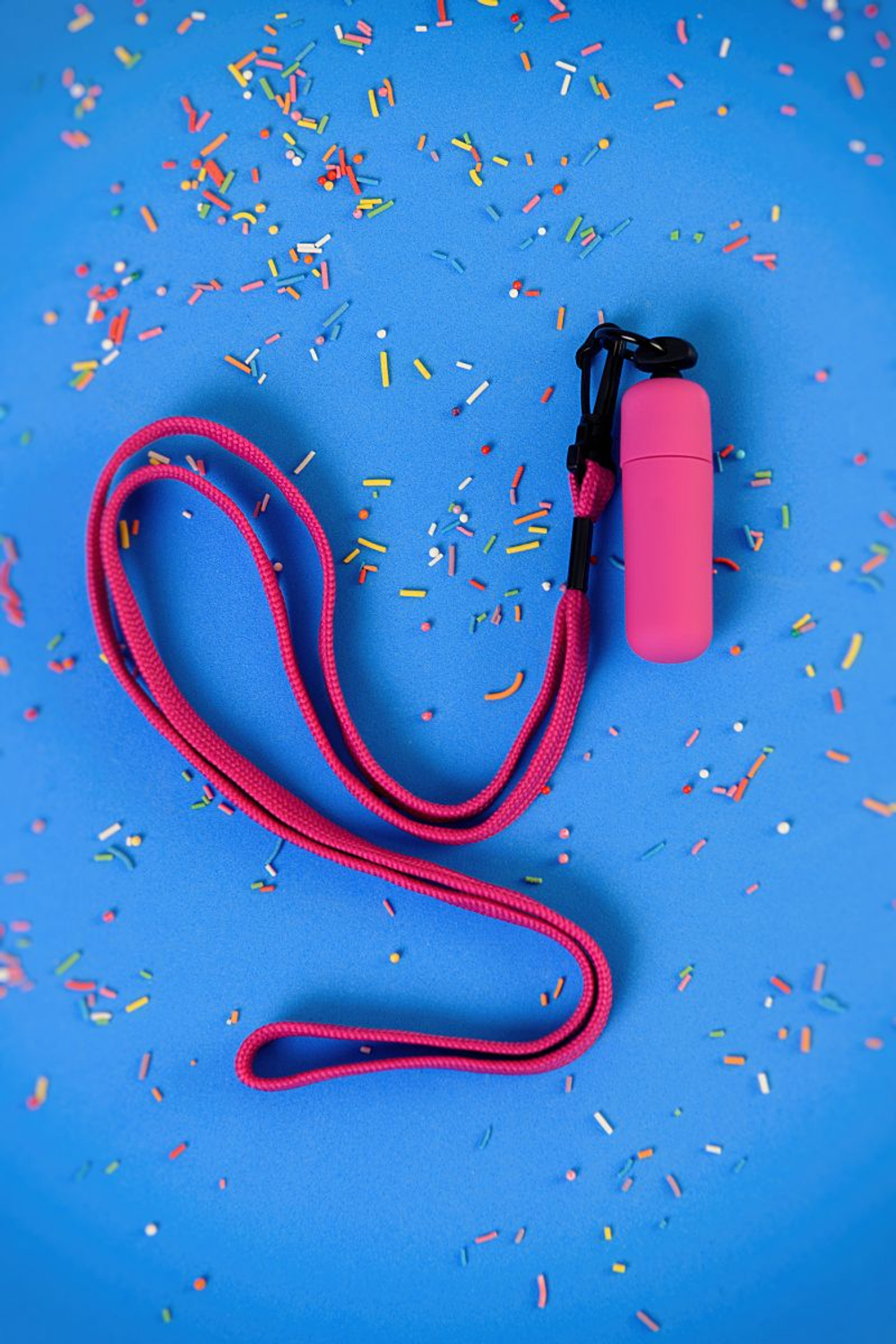 Фиолетовая вибропуля на ремешке - 5,5 см. (Цвет: фиолетовый)