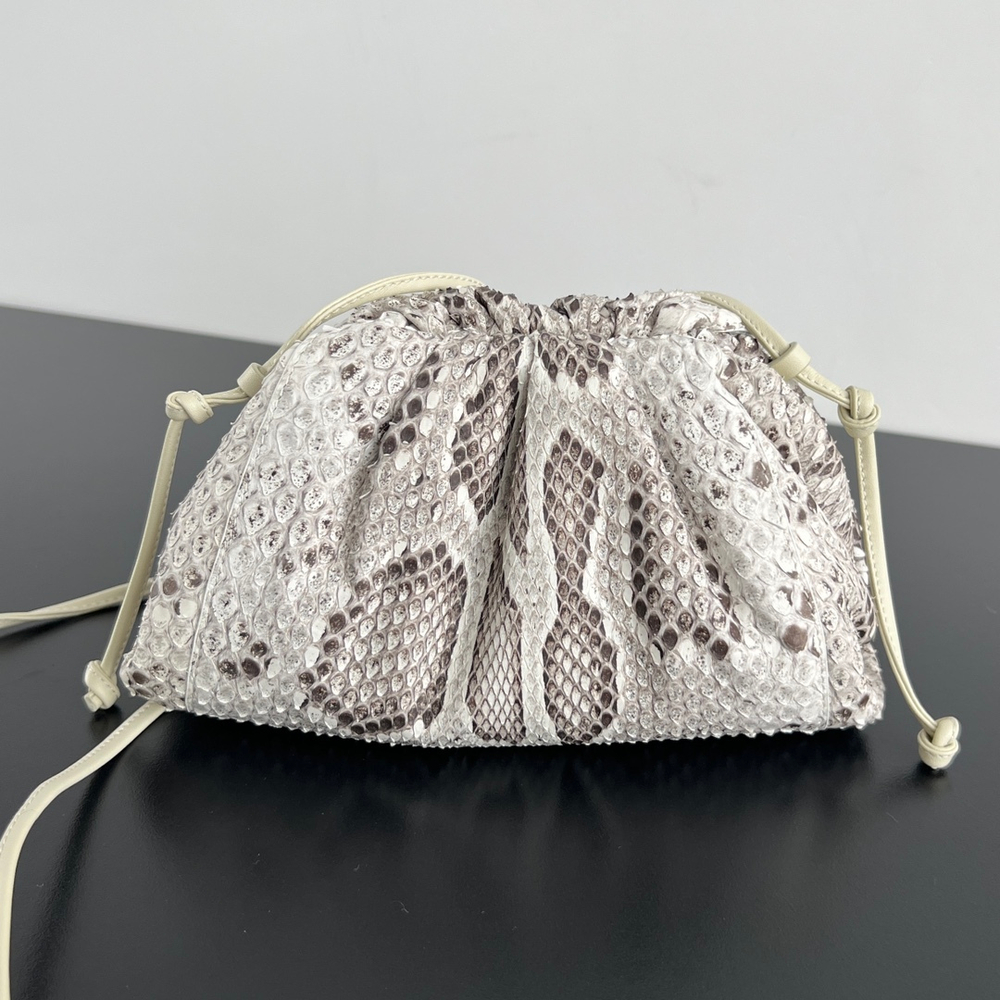 Bottega Veneta Mini Pouch 22 cm